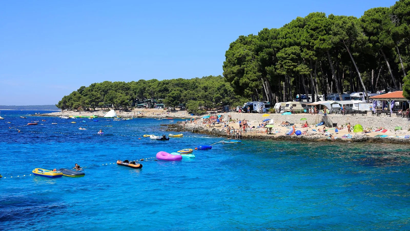 Zatoka kempingu Čikat na wyspie Lošinj nad Adriatykiem