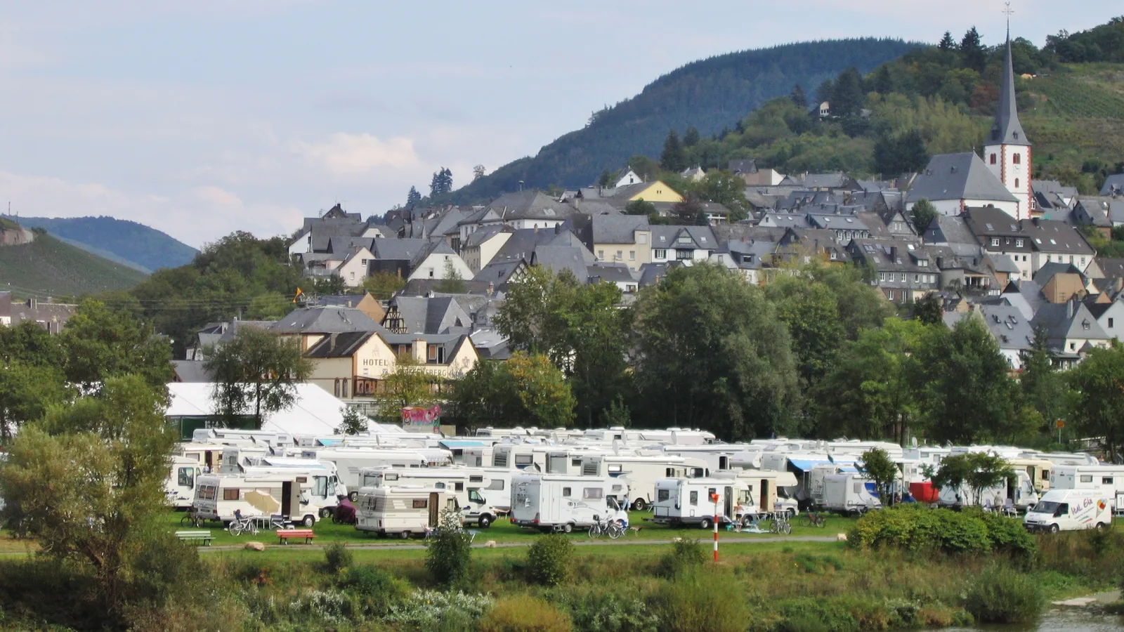 Kampery na stellplatzu nad Mozelą w Enkirch