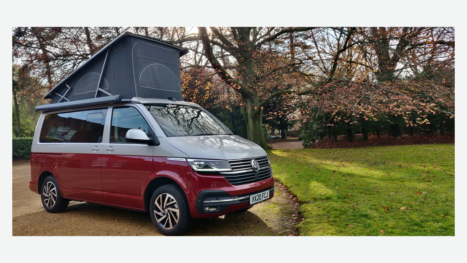 Volkswagen California Ocean z podniesionym dachem sypialnym